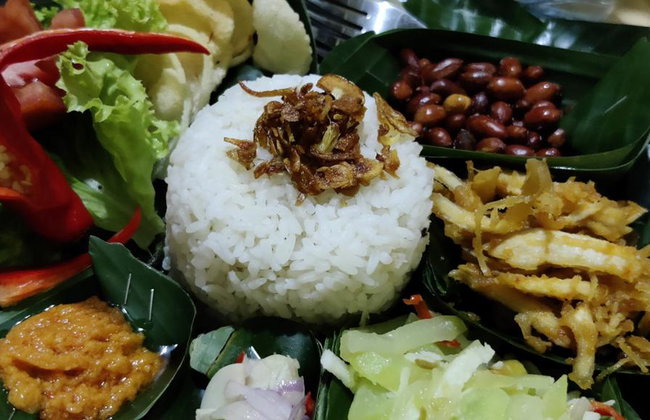 ResiRest - Joining a local family at their eating table in Bali - Photo 4